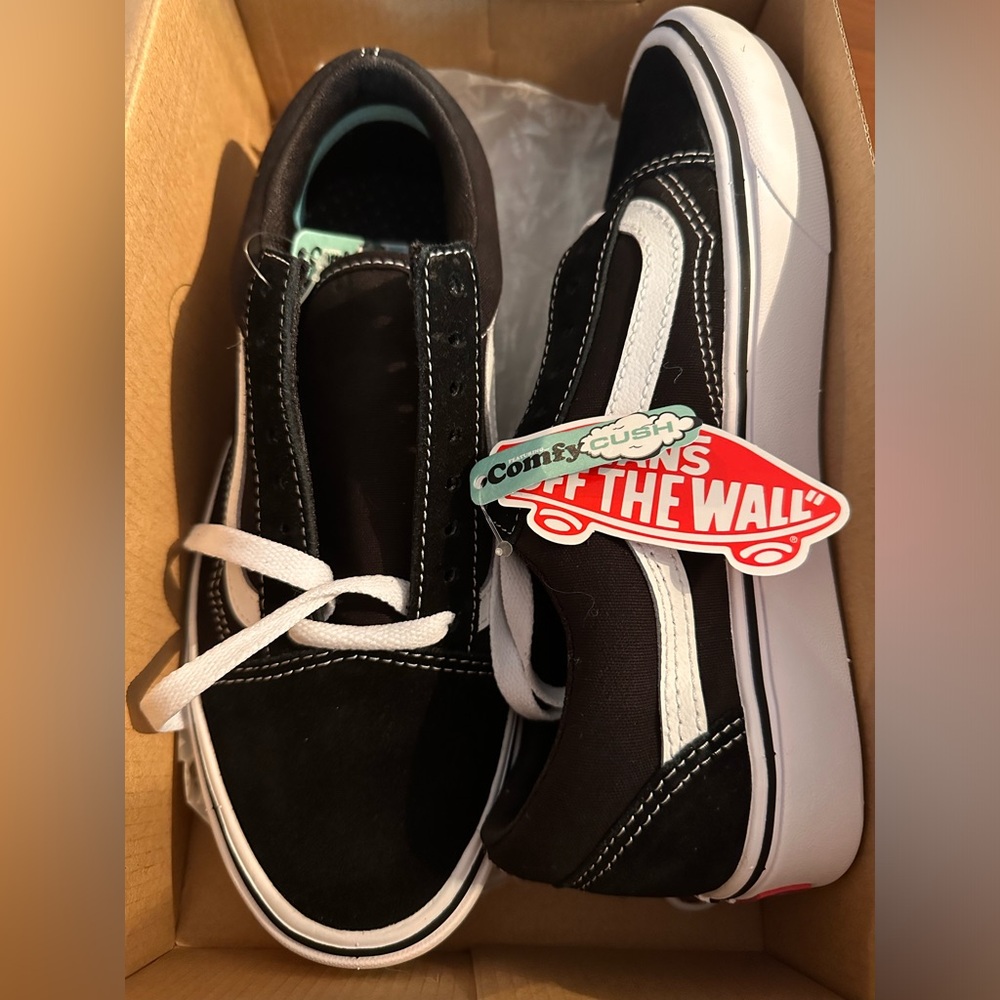 NWT Vans Comfycush Old School Shoes Black & White